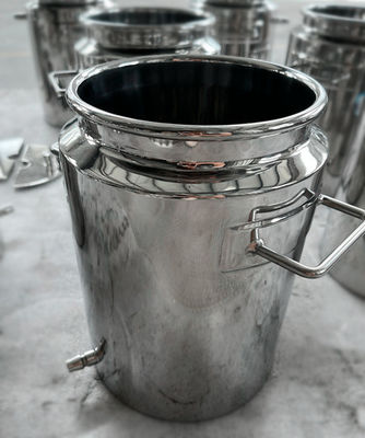 Un bon prix. Baril en acier inoxydable de qualité alimentaire, réservoir vertical de stockage de lait 5L en ligne