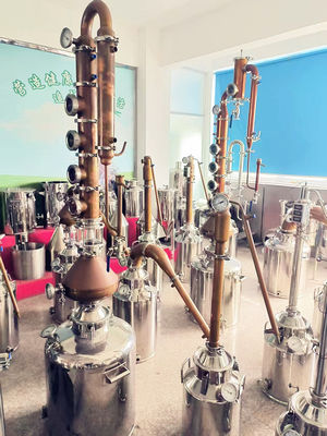 Un bon prix. Équipement de distillation en acier inoxydable de 50 litres pour la fabrication de cognac, de whisky et de rhum en ligne